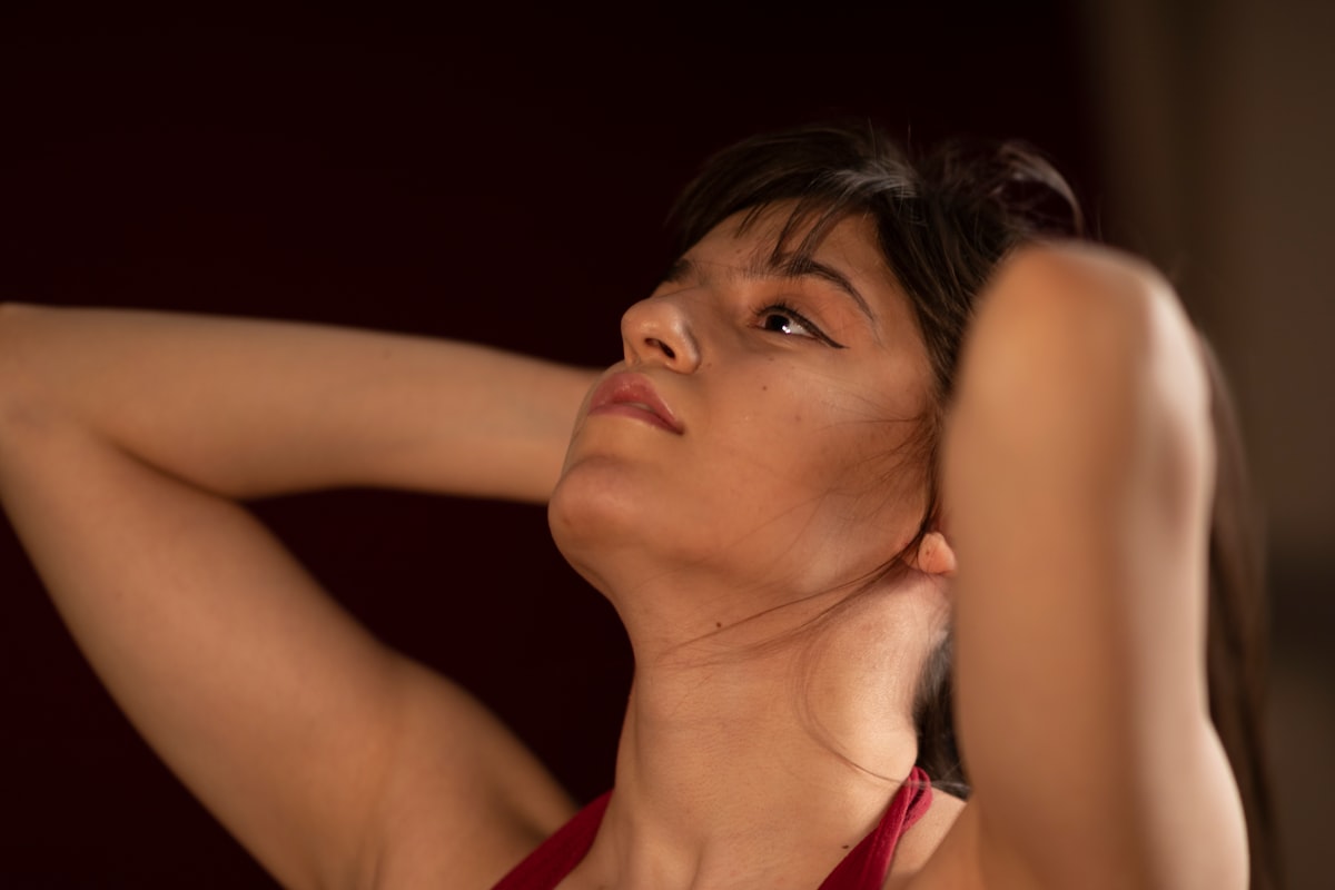 Žena cvičiaca s kettlebell v posilňovni